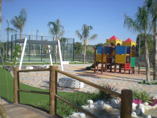 Parque infantil y Pista de pdel
